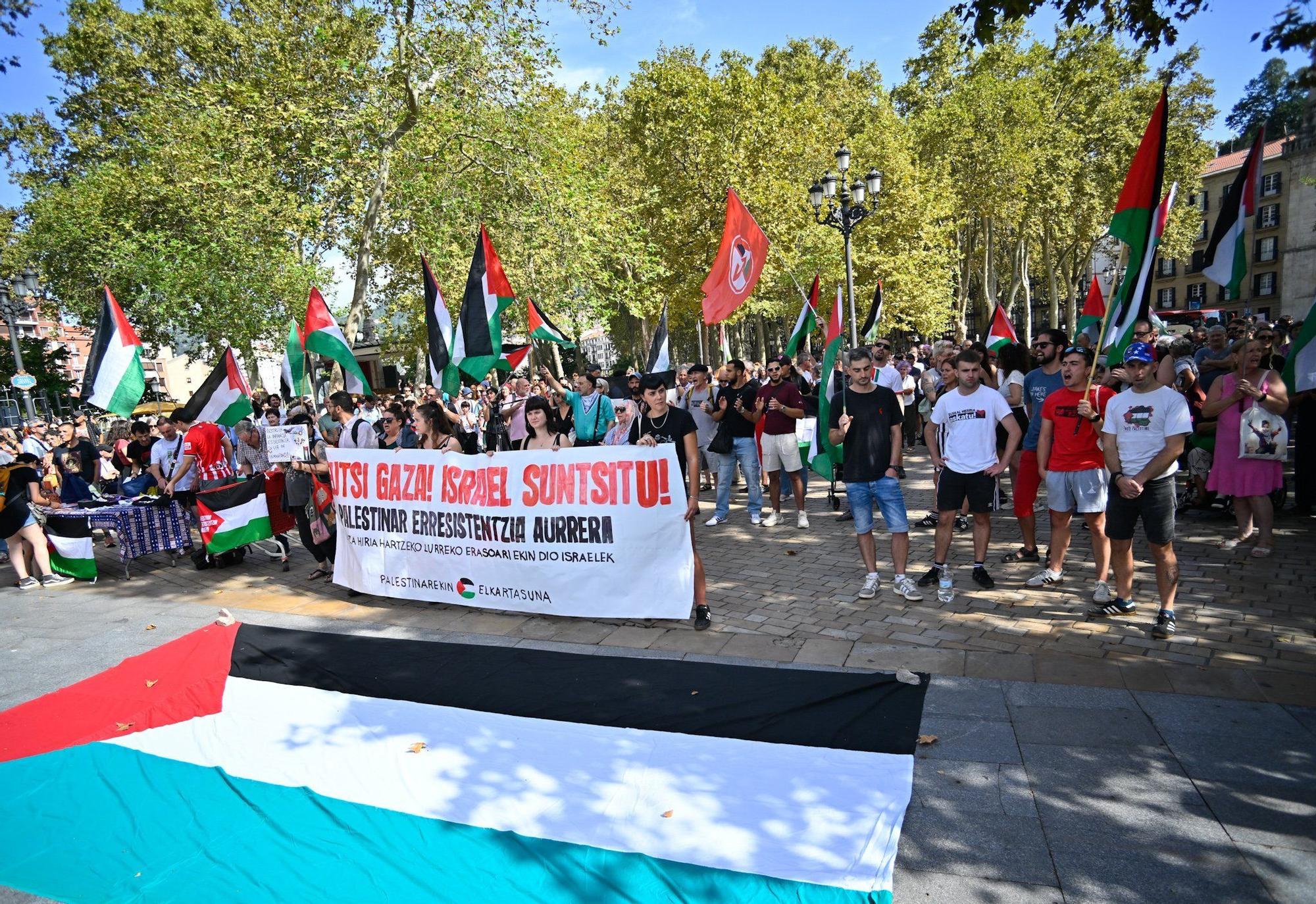 En imágenes: Más de 300 personas se concentran en El Arenal para denunciar el ataque terrestre sobre la ciudad de Gaza