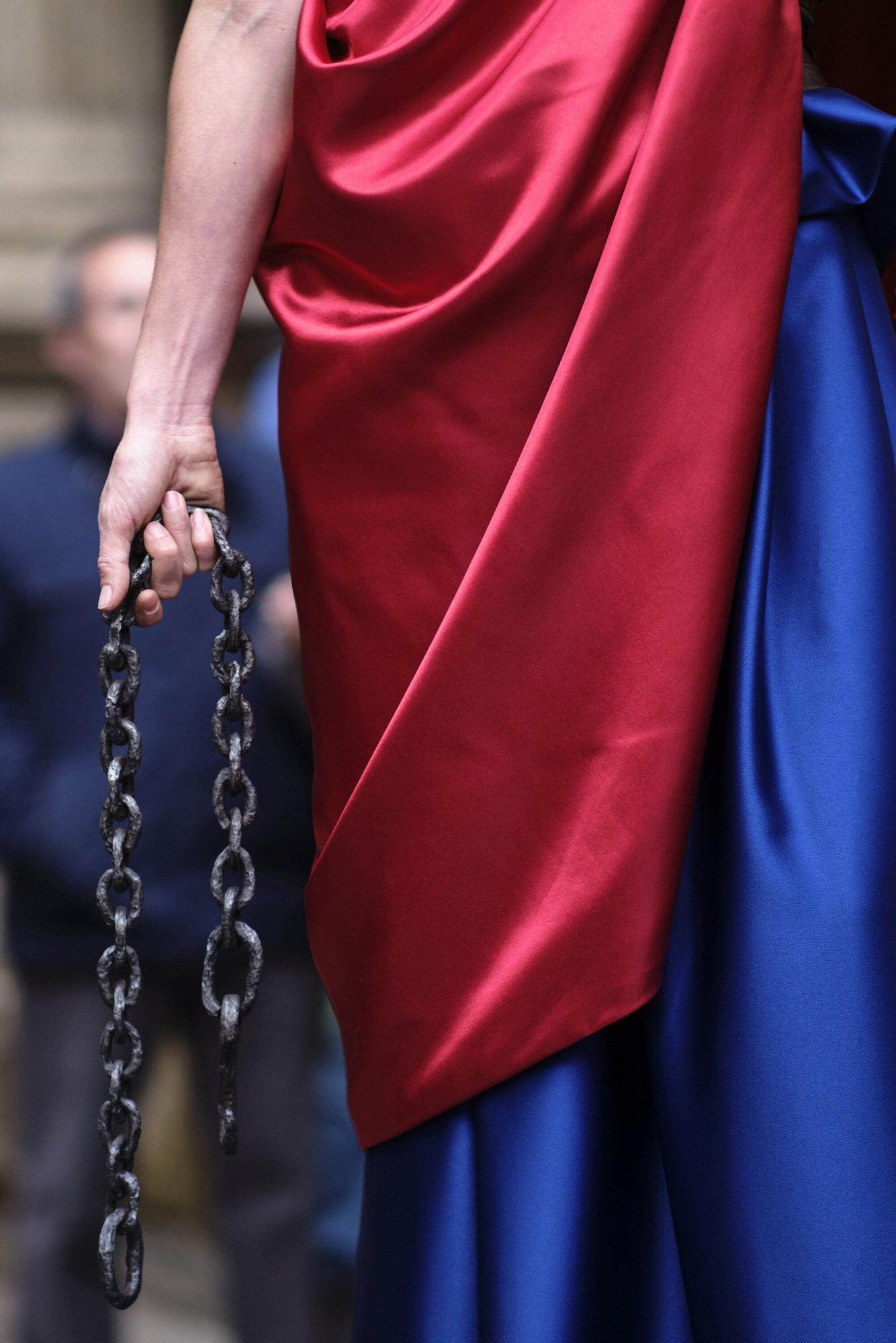 Fotos del homenaje a la estatua que corona el monumento que se erigió hace más de 100 años recordando la lucha popular en el Día de Navarra