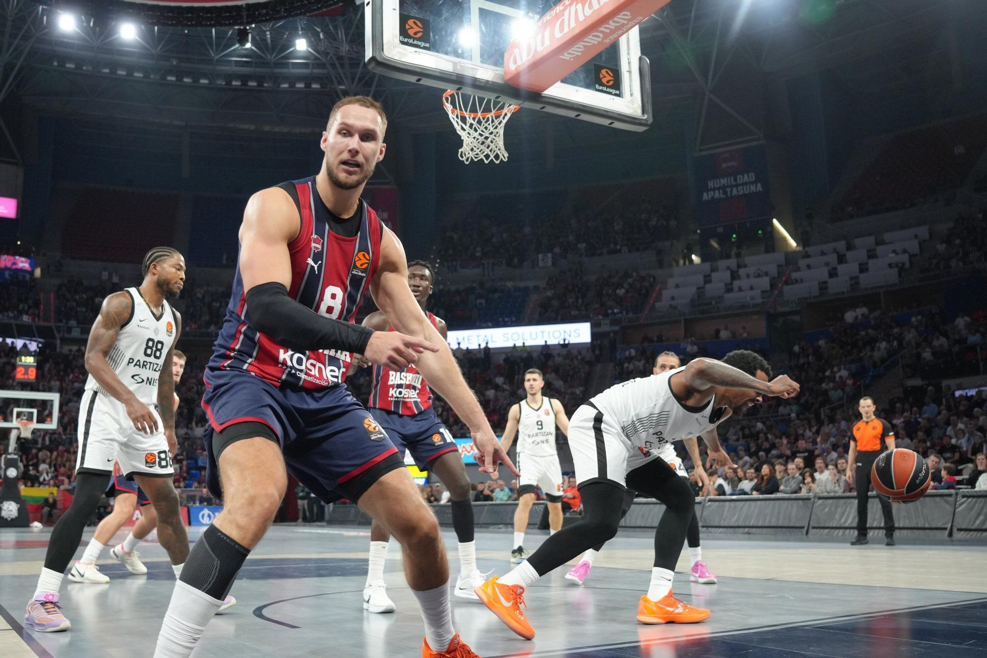 Todas las fotos del Baskonia-Partizan en el Buesa Arena