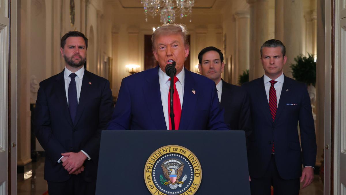 Trump, en su discurso a la nación la pasada noche. A su espalda, JD Vance, Marco Rubio y Pete Hegseth.