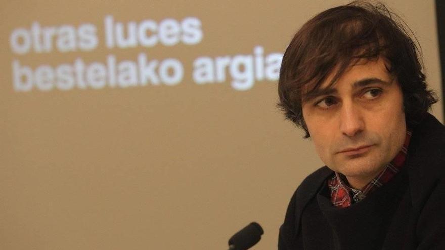 Gonzalo de Pedro, comisario de muestraDescripción: Presentación de la I Muestra de Videoarte denominada, &quot;Otras luces - Bestelako argiak&quot;.