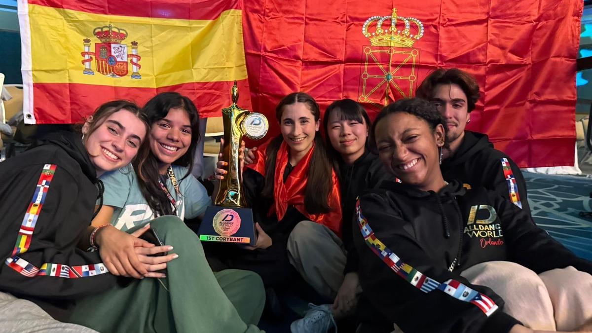 De i a d, Ainhoa Zugaldia, Vicky González, June Aguirre, Irene Bueno, Iker De Luis y Natalia Reyes, integrantes del grupo navarro de baile K-Pop HAZE, con el trofeo que les acredita como campeones del All Dance World de Orlando.