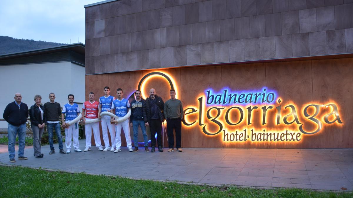 Uterga, Matxin III, Ion y Otano, junto a los organizadores del Campeonato.