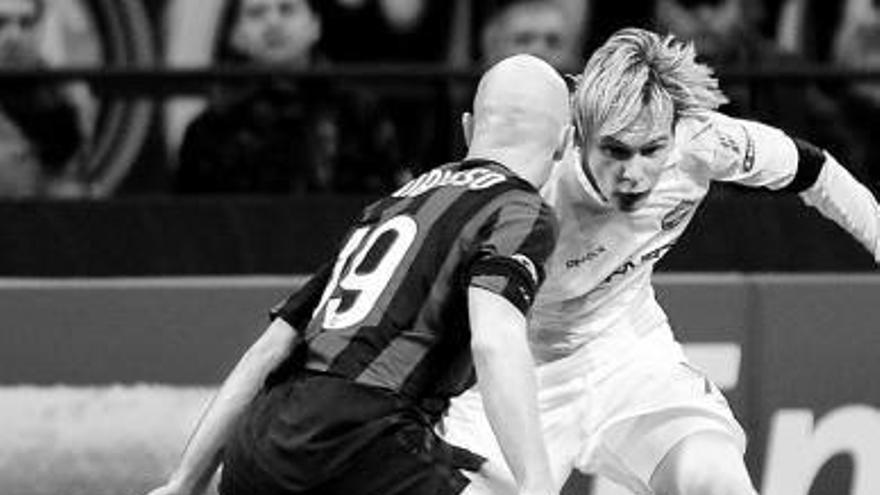 Krasic trata de driblar a Cambiasso.