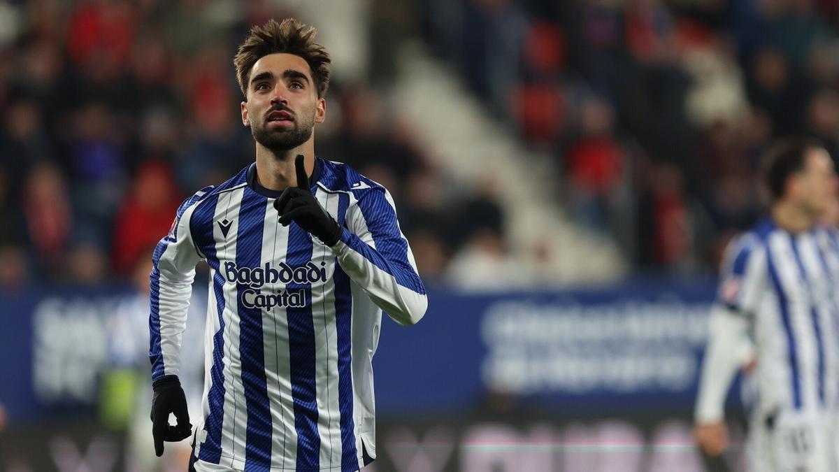 Brais Méndez celebra el gol que anotó en El Sadar.