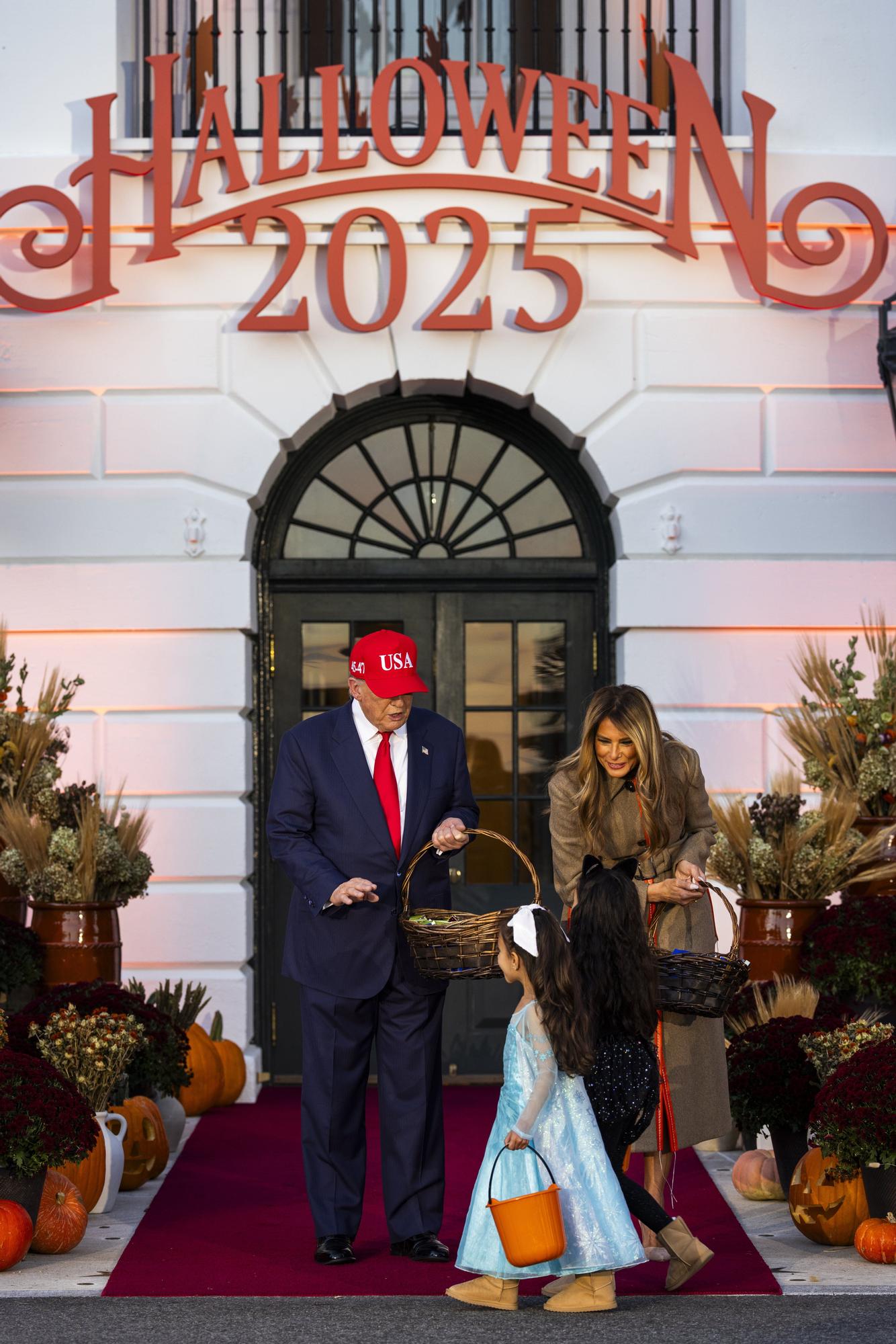 Melania y Trump se rinden ante Halloween: dulces, niños y calabazas en la Casa Blanca