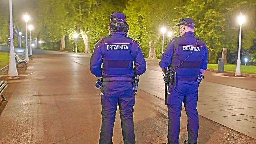 Agentes de la Ertzaintza vigilando el Parque de Doña Casilda anoche. Foto: Oskar González