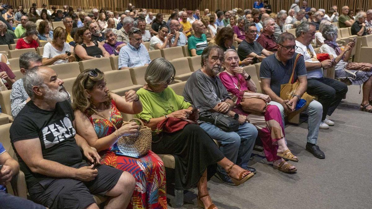 Público esperando al concierto de Sumrrá