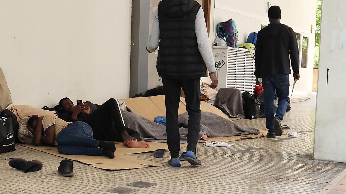 Jóvenes de Mali en los soportales del barrio de Amara