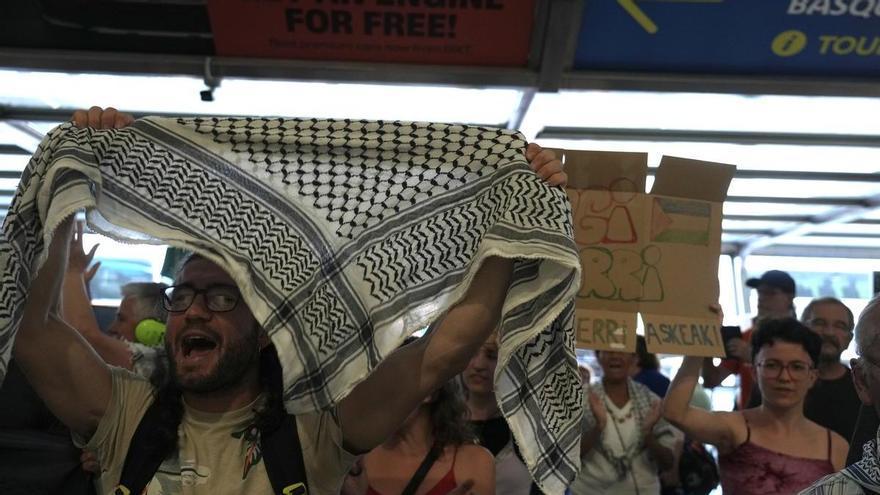 Incidentes a la llegada de activistas de la Global Sumud Flotilla al aeropuerto de Bilbao