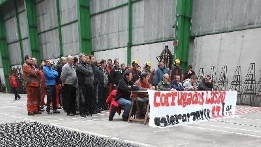 Los trabajadores de Corrugados Lasao en la rueda de prensa celebrada ayer en la fábrica.