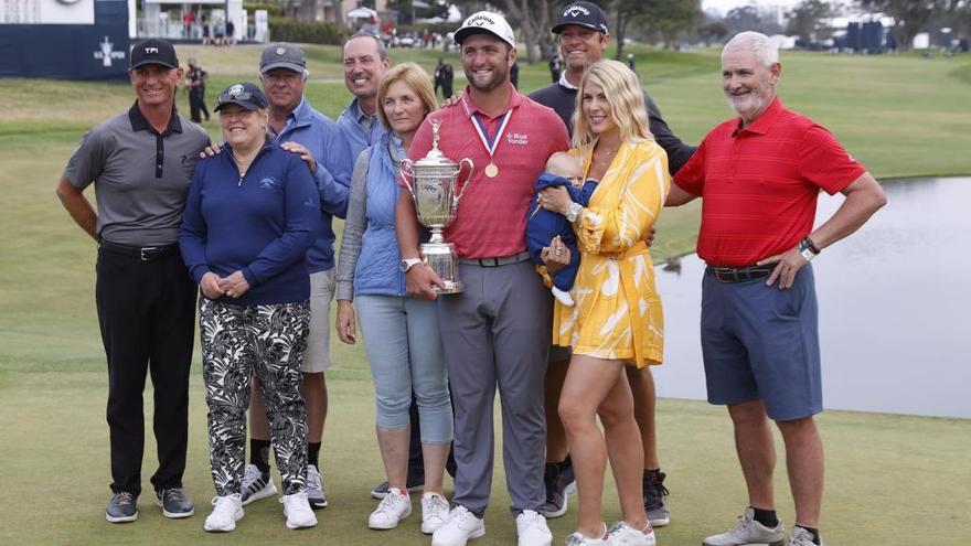 Rahm posa en Torrey Pines con su familia y miembros de su equipo.