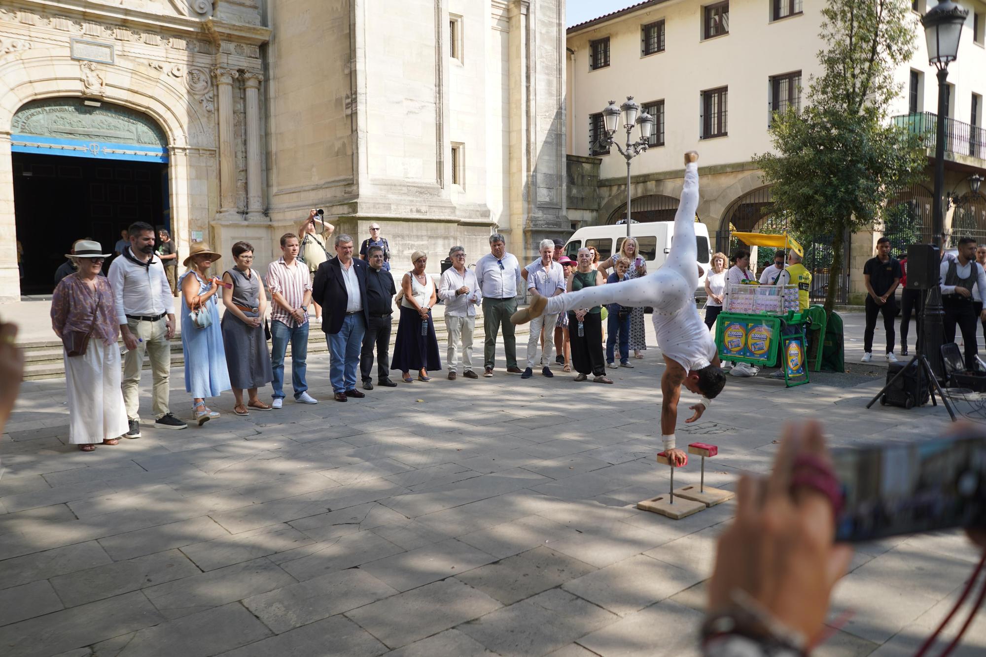 En imágenes: Ofrenda floral del circo a la Virgen de Begoña