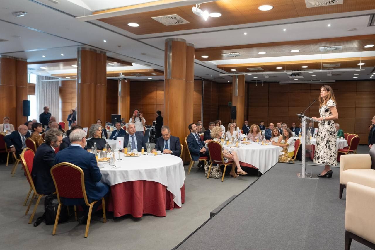 El president Salvador Illa firma en el Libro de Honor del Ayuntamiento de Vitoria-Gasteiz