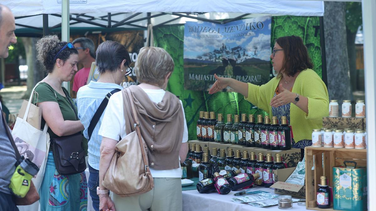 Una treintena de puestos participan en el mercado de producto local y artesano Basotxoa.
