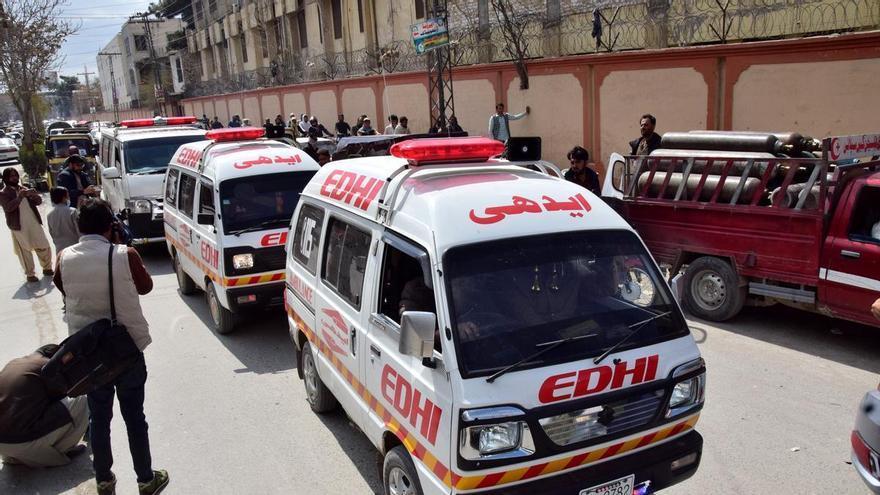 Al menos 30 muertos y 103 heridos en un ataque con explosivos contra un tren en Pakistán