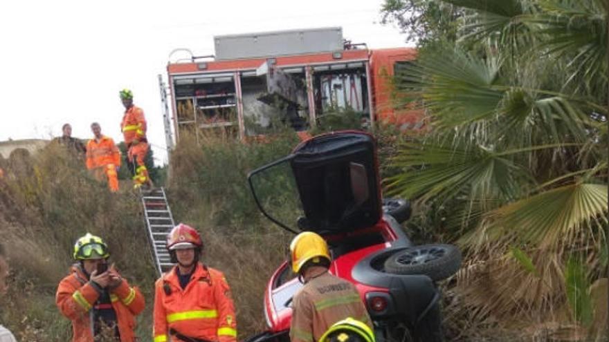 Una anciana que acaba de obtener el carné cae con su coche por un barranco