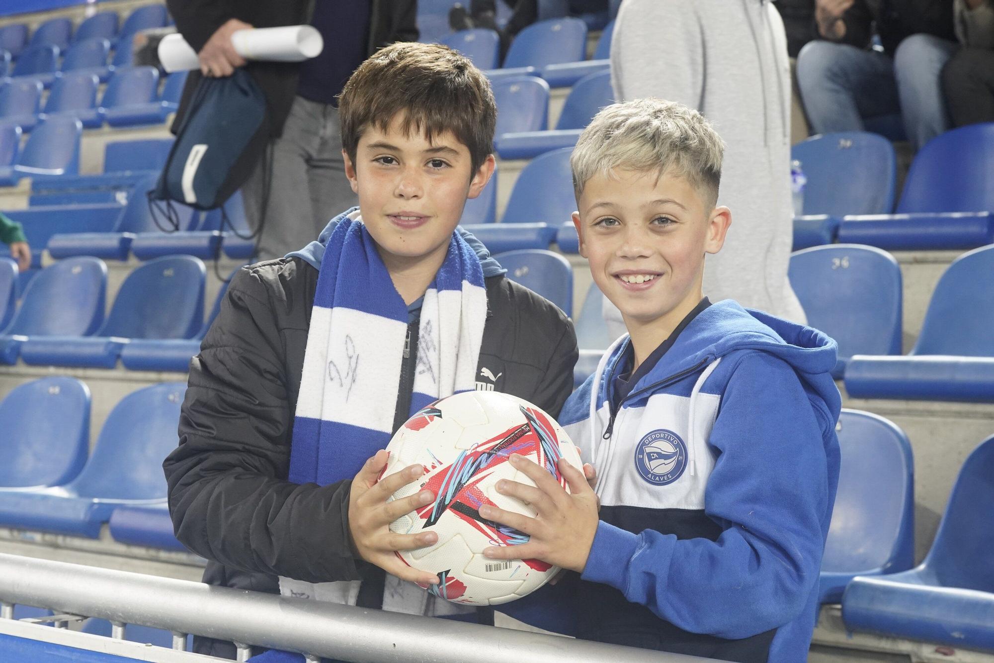 En imágenes: La afición del Alavés arropa al equipo en el duelo contra el Valladolid