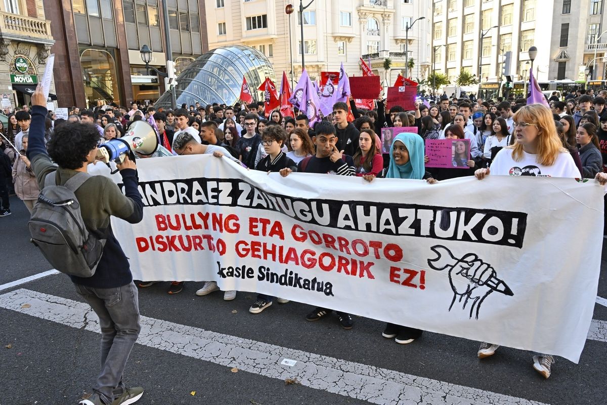 Estudiantes salen a la calle en Bilbao contra el 'bullying'