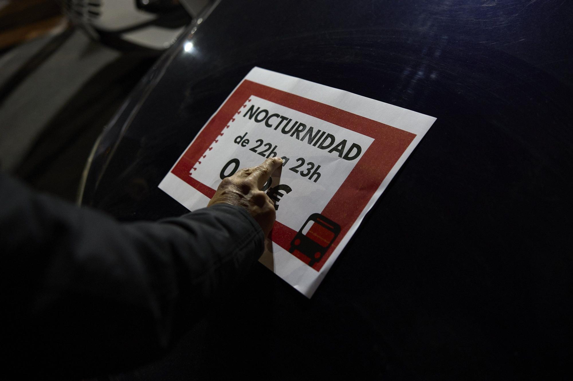 Caravana de coches de trabajadores de villavesas que exigen desatascar la negociación del convenio