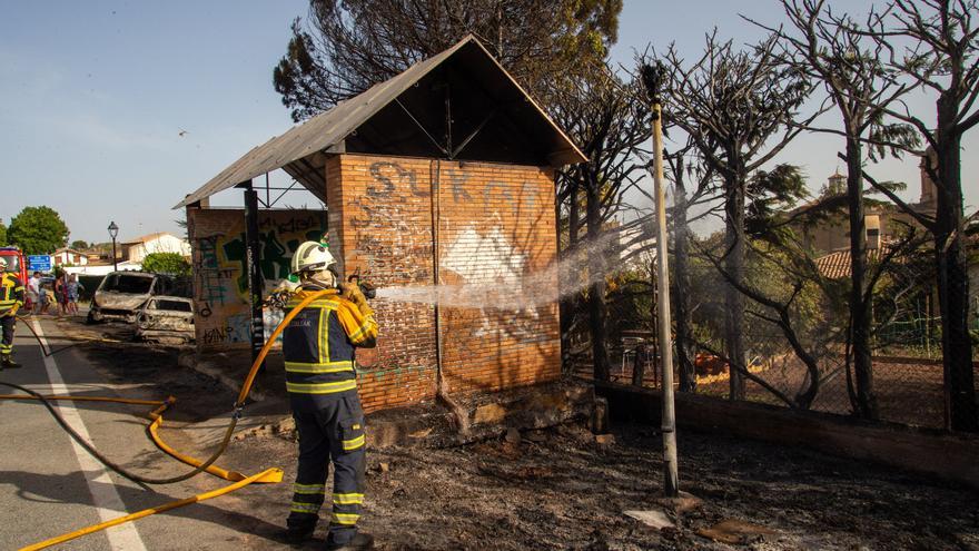 EN FOTOS | Un incendio en una vivienda de Mañeru obliga a cortar la Autovía del Camino