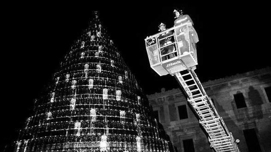 El árbol de Navidad con botellas recicladas de la Mancomunidad ya luce