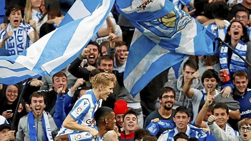 Odegaard e Isak celebran un gol en Anoeta