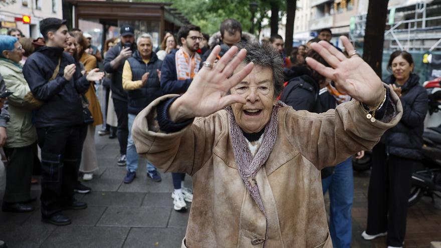 Mari Carmen, de 87 años, logra frenar su desahucio: “No me van a echar de mi casa”