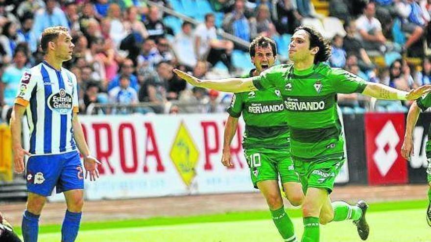 Jota frena al líder y enciende Riazor