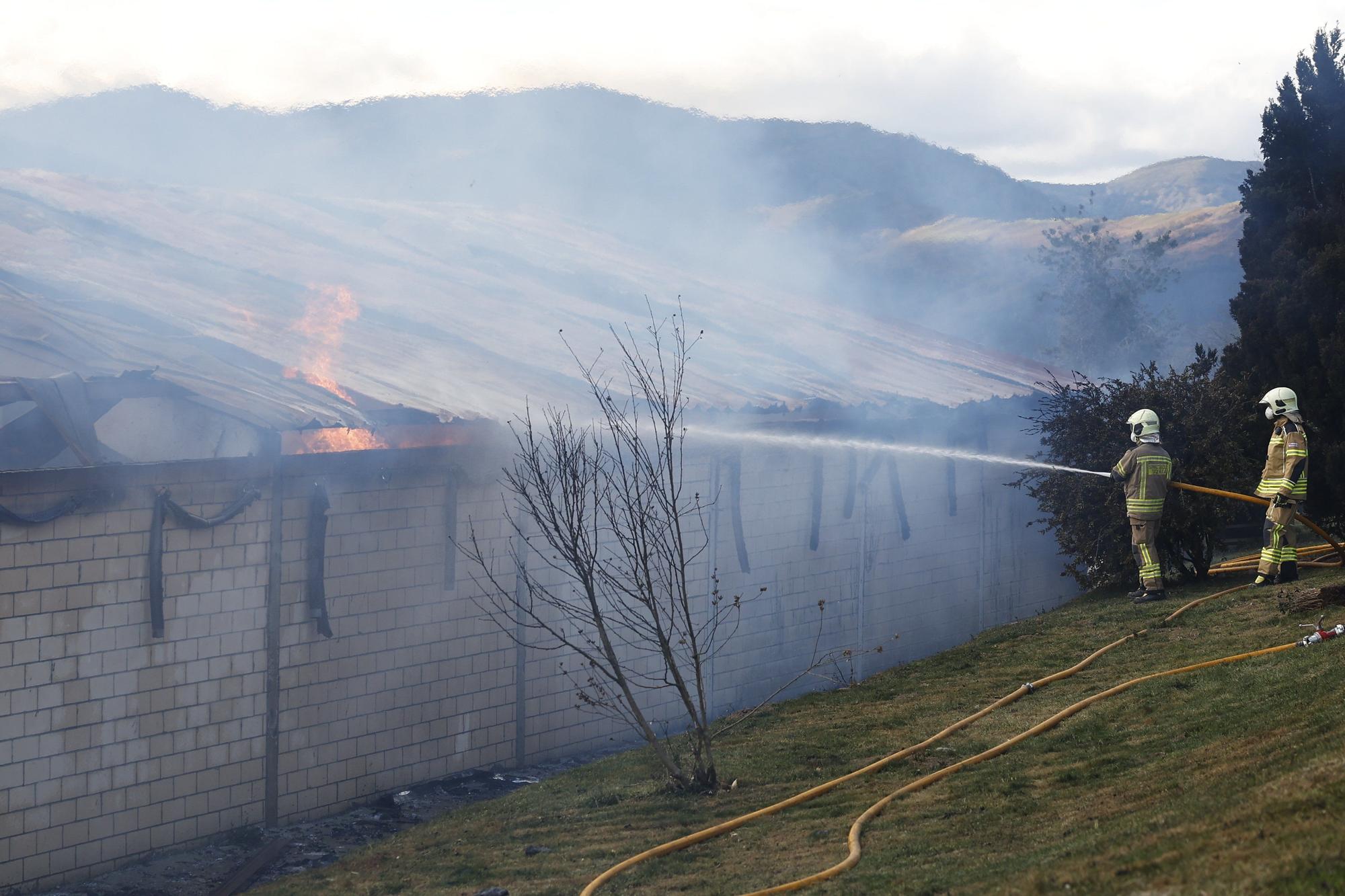 Incendio en una explotación ganadera en Karrantza