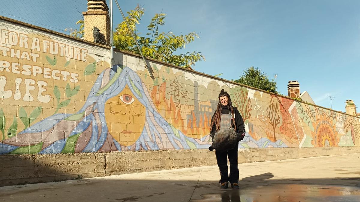 Diana Ayensa frente al mural ya acabado.