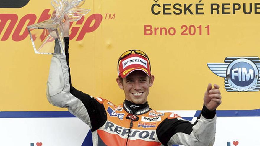 El piloto australiano Casey Stoner, celebrando su victoria en la categoría de Moto GP en el Gran Premio de la República Checa.