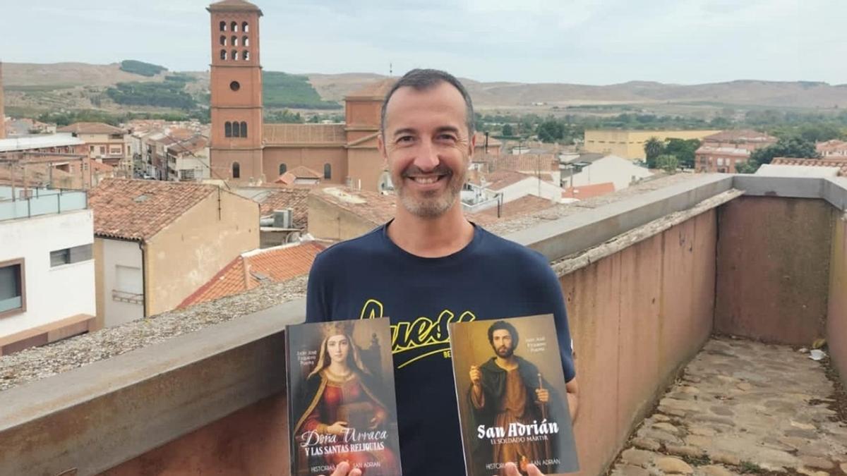 El escritor adrianés, con los dos libros que va a presentar este viernes en la biblioteca