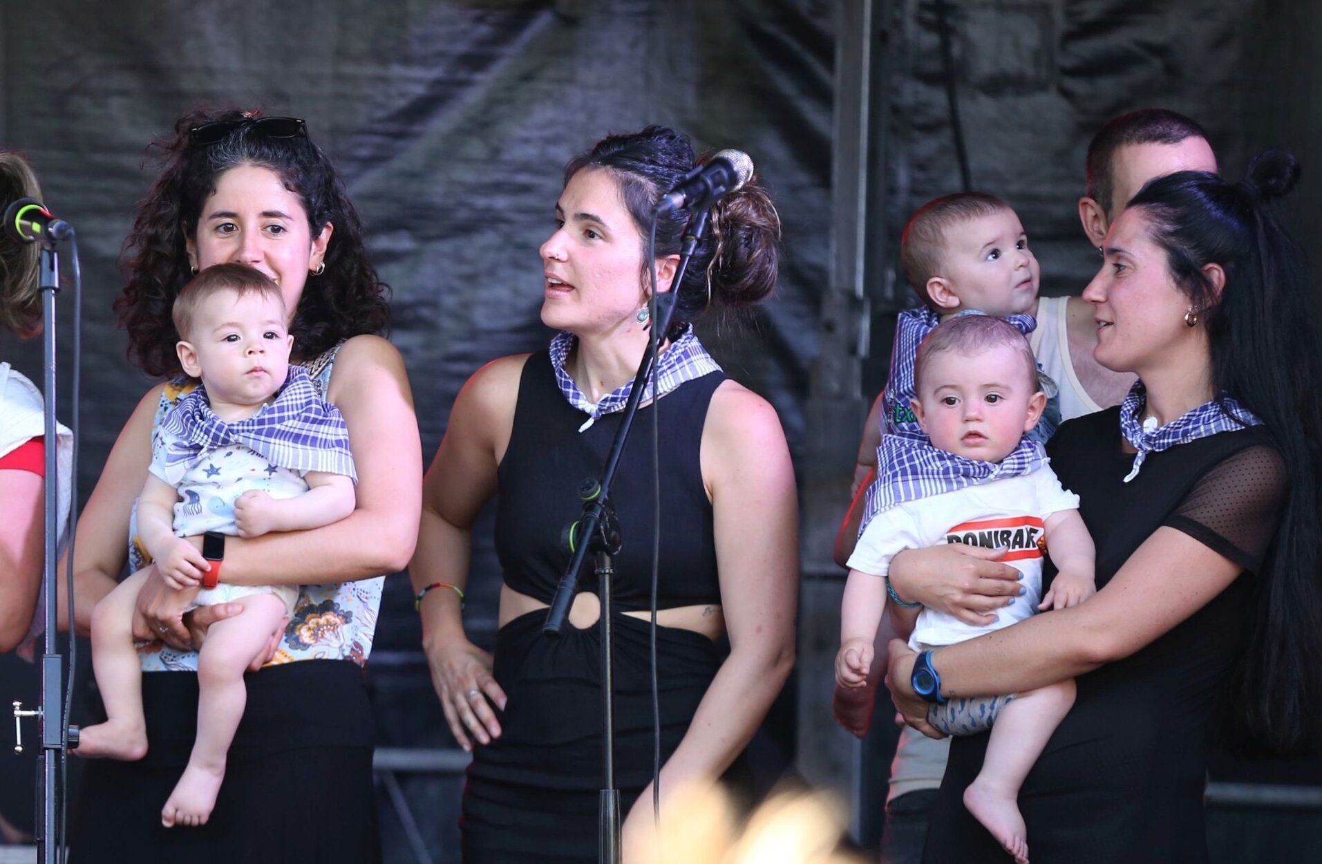 El chupinazo de fiestas del barrio de San Juan, en imágenes