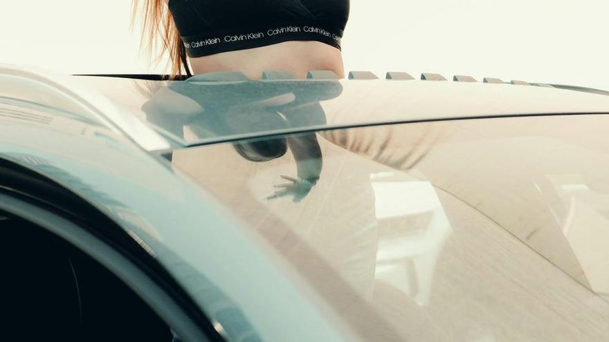 Denunciadas en Pamplona dos jóvenes por circular con medio cuerpo fuera de un coche y grabando con el móvil