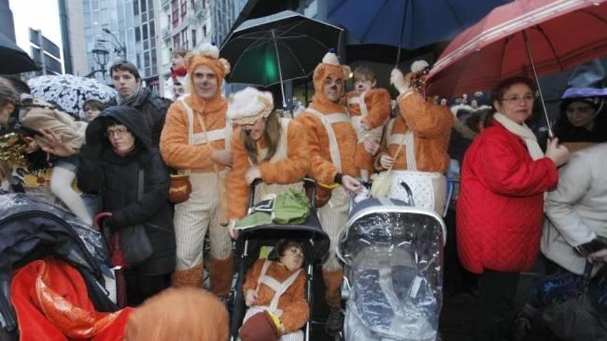 Cientos de personas presencian el desfile de carnaval en Bilbao