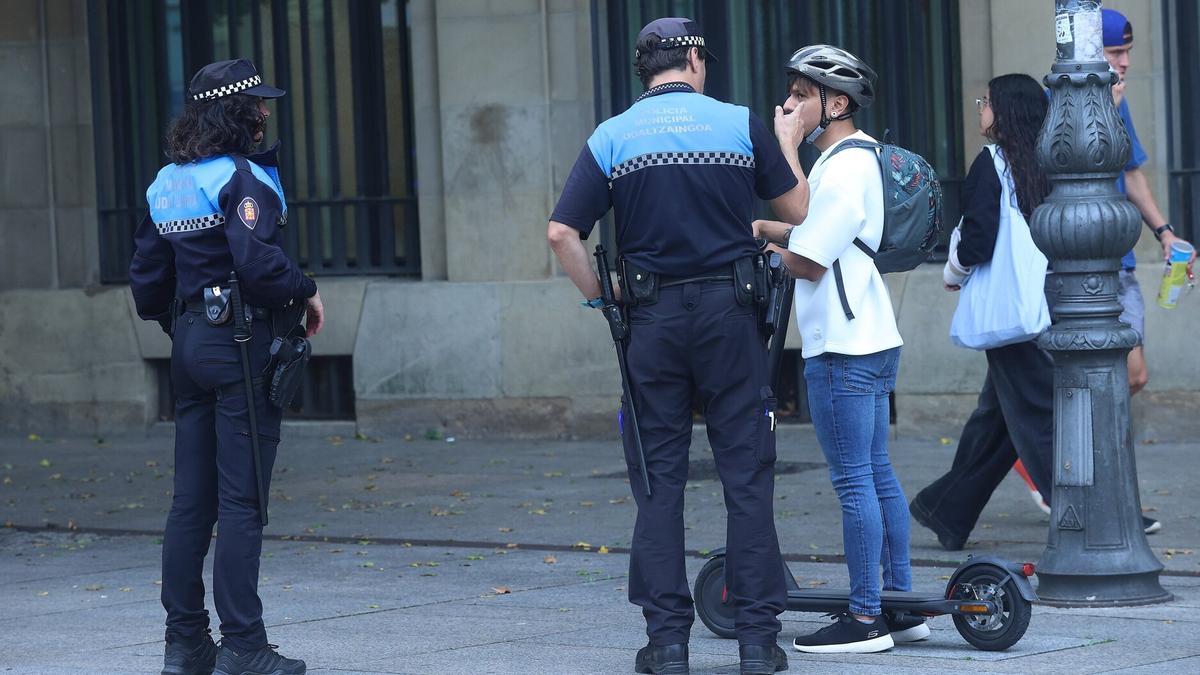 Agentes de Policía Municipal hablan con un joven con patinete eléctrico.