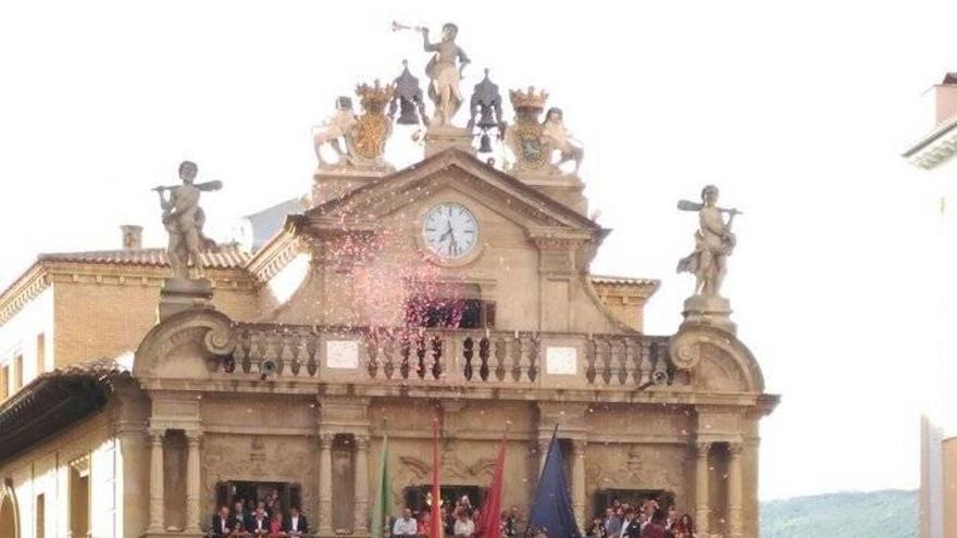Osasuna festeja el ascenso con su afición en la Plaza Consistorial.