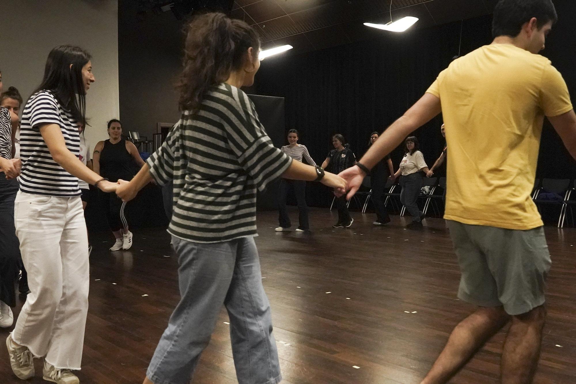 Aiko Taldea pone a danzar a la juventud