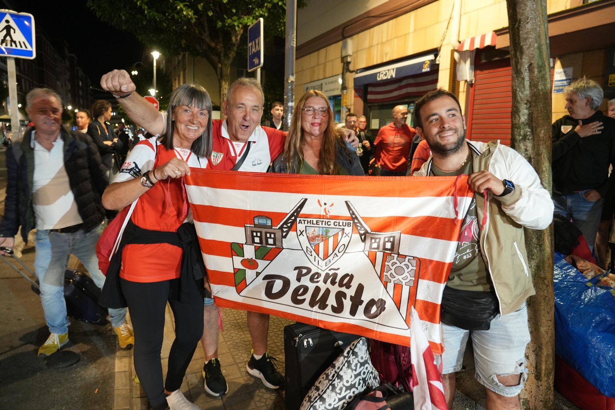 En imágenes: la Peña Deusto del Athletic pone rumbo a Dortmund