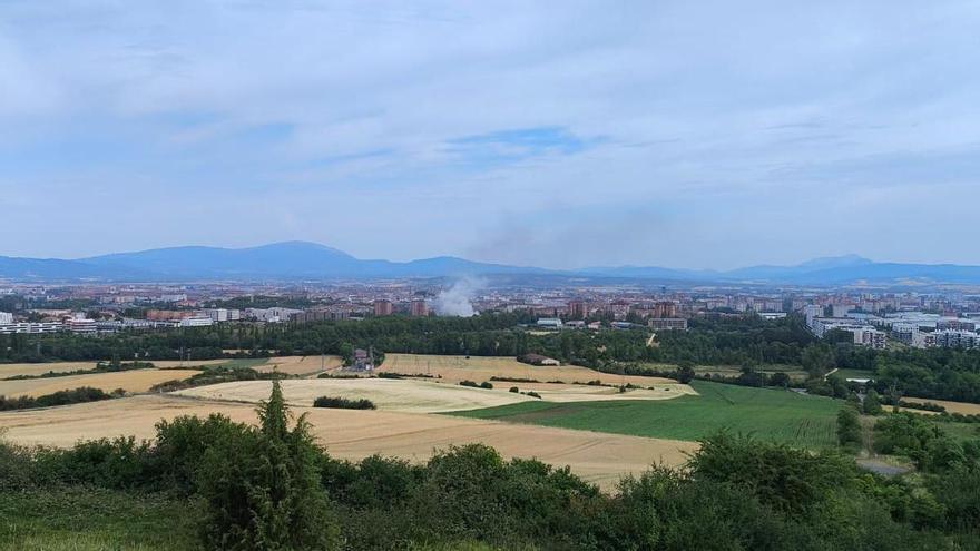 Susto frente a la fábrica Ega de Vitoria: un incendio activa las alarmas