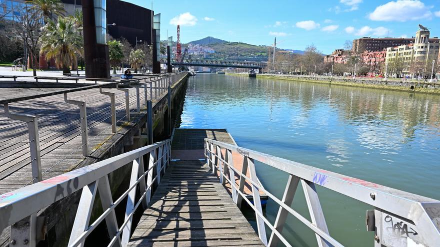 Bilbao se lanza al 'paddle surf' y regula por primera vez los pantalanes de la ría