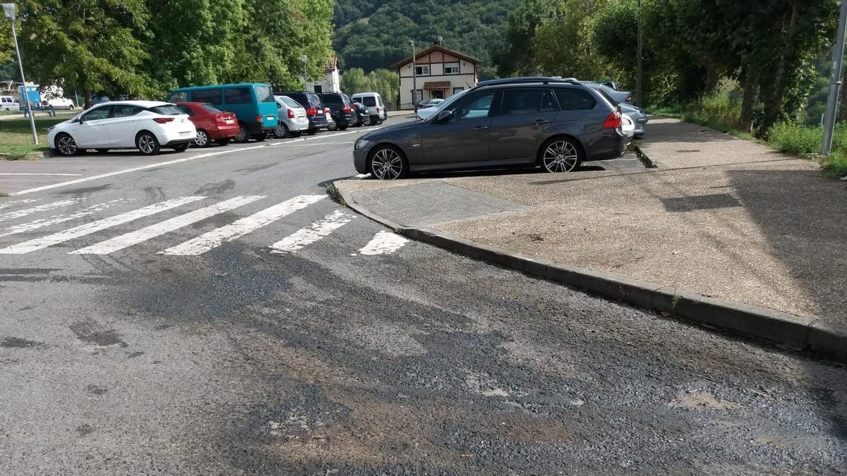 Rebaje de acera en un paso de cebra de Artziniega