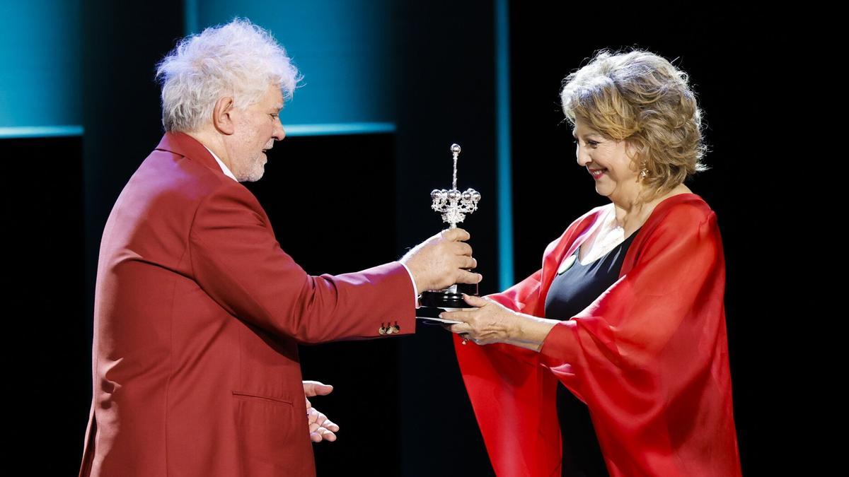 Pedro Almodóvar le entrega el Premio Donostia a Esther García.