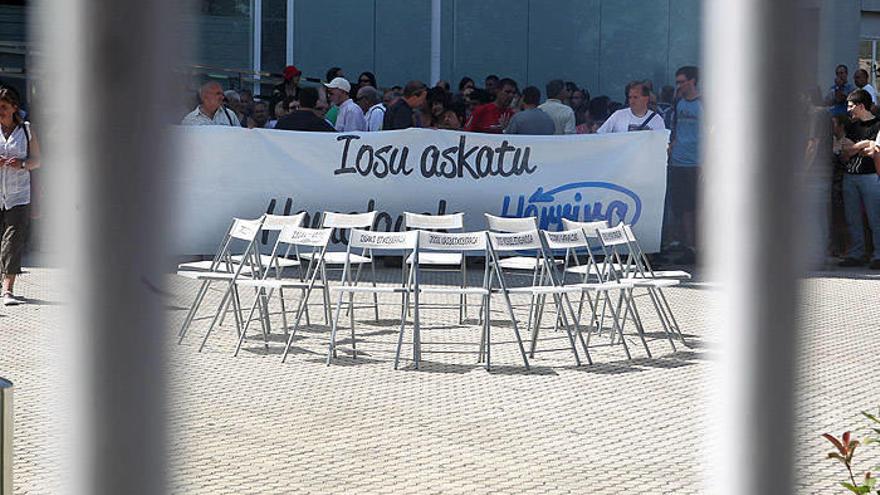 Una de las concentraciones que reclaman la liberación de los presos gravemente enfermos, ante el hospital Donostia, donde Uribetxebarria está en huelga de hambre.