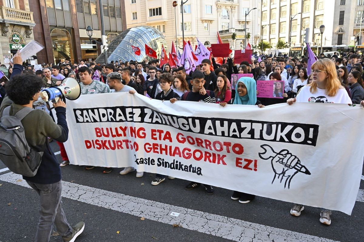Estudiantes salen a la calle en Bilbao contra el 'bullying'