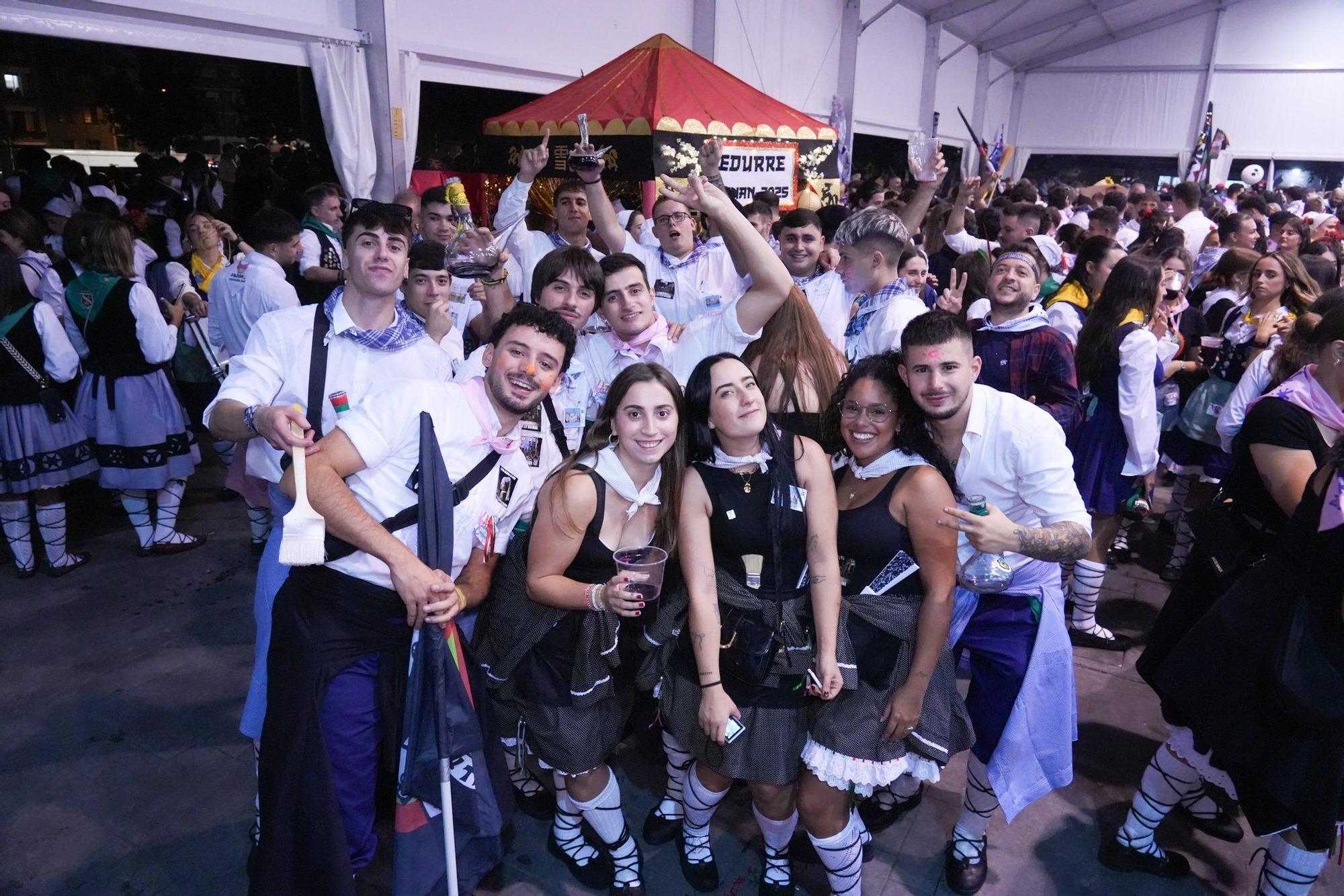 Yeray González da la salida a la intensa maratón de 9 días de fiestas de Basauri con las cuadrillas invadiendo las calles