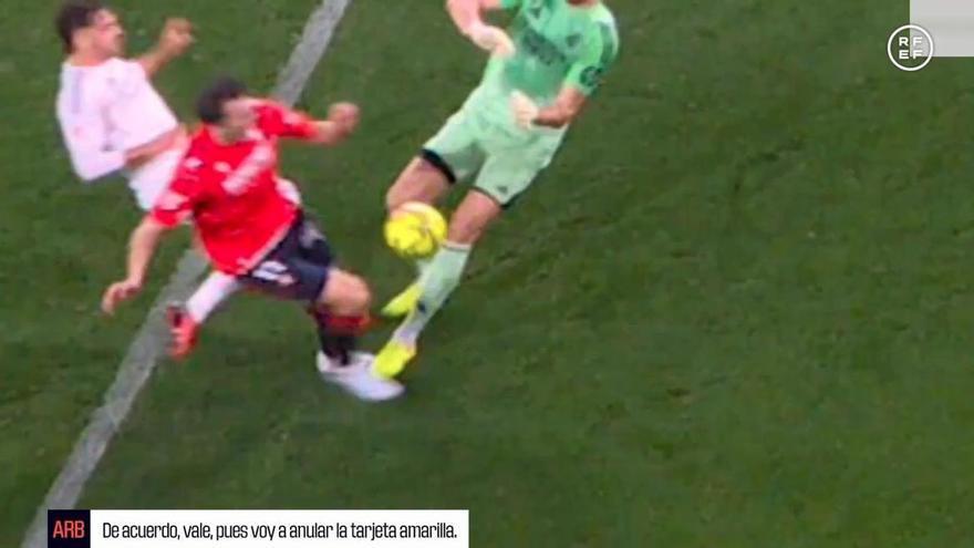 El audio del VAR en el penalti a Budimir: "Quiero el punto de contacto del pisotón"