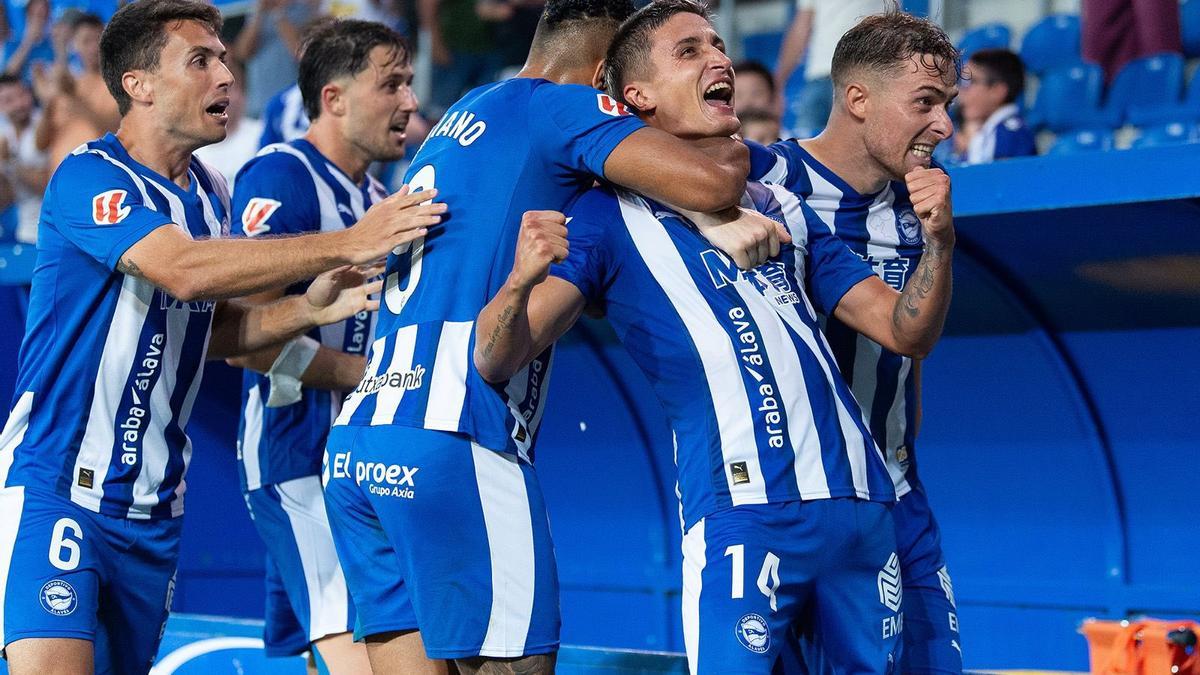 El Alavés celebra el gol de Tenaglia, para el 2-1, contra el Levante.