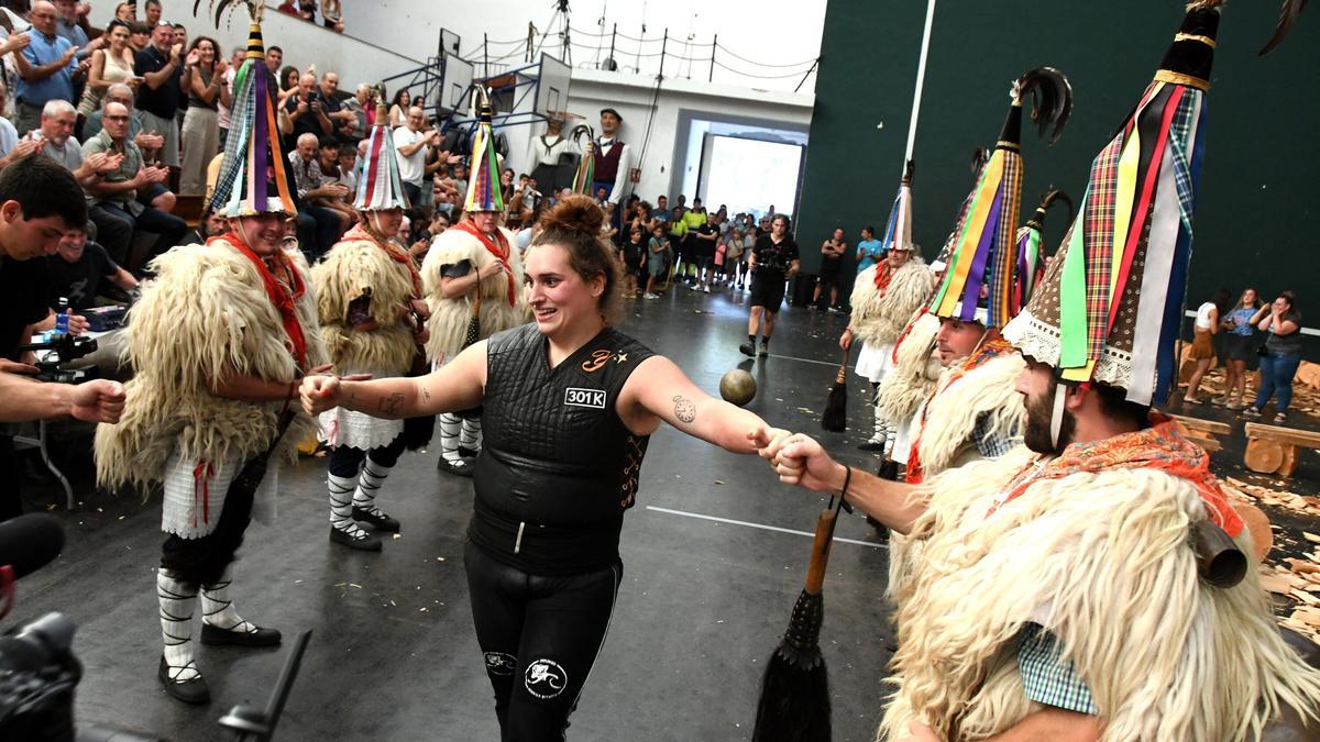 Los joaldunak de Ituren felicitaron a Estefi Estebeste por su record.